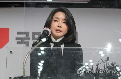 윤석열 국민의힘 대선후보 부인인 김건희 코바나컨텐츠 대표가 지난 26일 여의도 당사에서 자신의 허위 이력 의혹과 관련해 입장문을 발표하고 있다. [사진=연합뉴스]